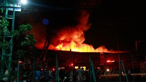 Cháy nổ dữ dội tại kho chứa sơn, hóa chất ở Bình Dương