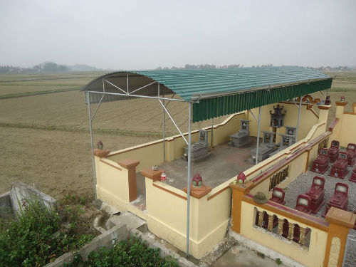 Bi hài xung quanh những  ngôi mộ… người sống 