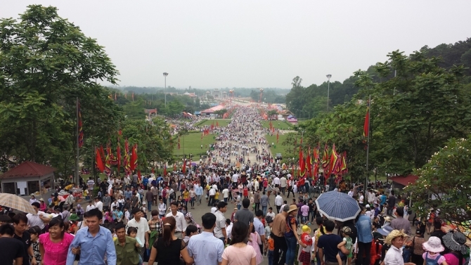 Dòng người đổ về đất Tổ đón đợi thời khắc dâng hương các Vua Hùng