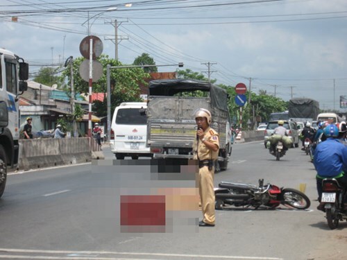 Cán chết một phụ nữ, tài xế cuống cuồng lái xe bỏ chạy