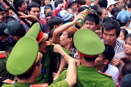 Hàng vạn người chen lấn, xẻ rừng, leo trèo vào dự lễ Đền Hùng