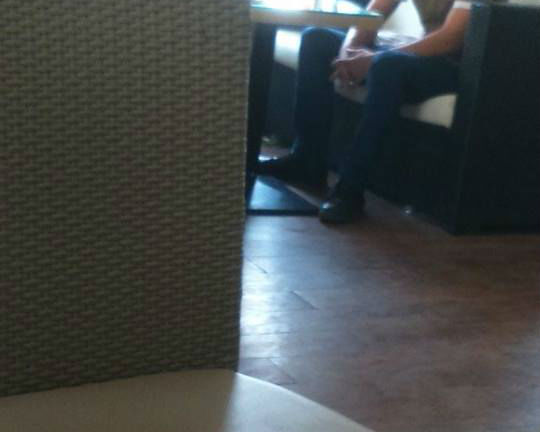 Cận cảnh nham nhở gã trai bán “con giống người”... trực tiếp