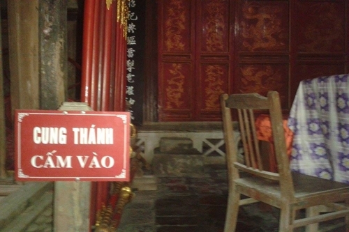Giải mã vết chân bí ẩn trong ngôi đình 400 năm tuổi