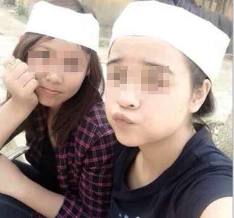 Hối hận vì quấn khăn tang chụp ảnh 'tự sướng'