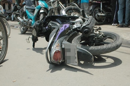 Cướp giật đạp ngã xe khiến nạn nhân chấn thương sọ não