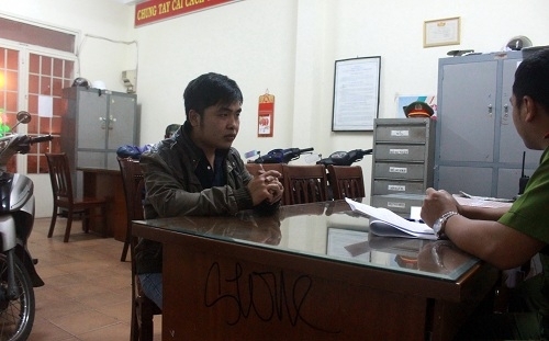 Gây rối tại quán bar, rút thẻ công an giả 