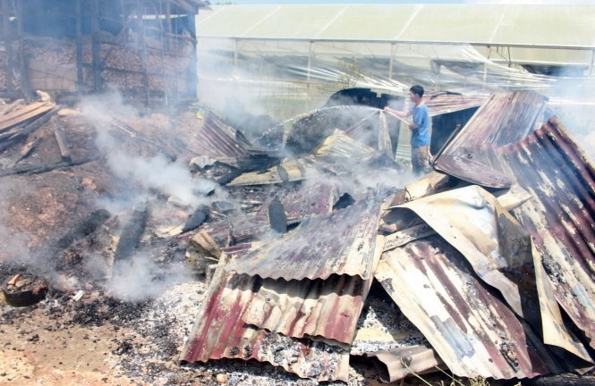 Vợ khóc hết nước mắt khi chồng châm lửa đốt nhà cháy rụi