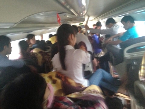 Kinh hoàng cảnh xe giường nằm 'nhồi nhét' khách