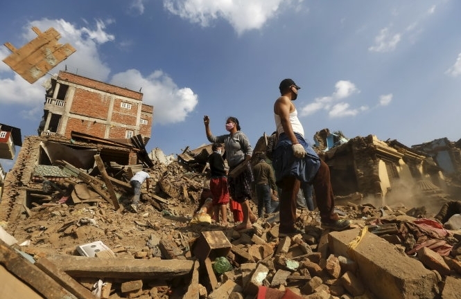 Giải cứu cụ ông 101 tuổi sống sót 7 ngày dưới đống đổ nát ở Nepal