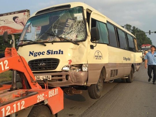 Xe rác mất phanh tông vào xe khách chở gần 20 người