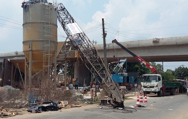 Cần cẩu đè chết 3 mẹ con: Hai người đàn ông ôm quan tài khóc nghẹn