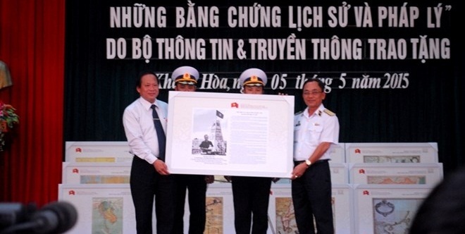 Học viện Hải Quân nhận hơn 100 tài liệu về chủ quyền Hoàng Sa –Trường Sa