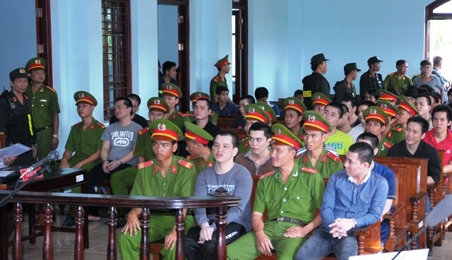 Vụ 52 giang hồ truy sát 2 thanh niên: Nhiều bị cáo 