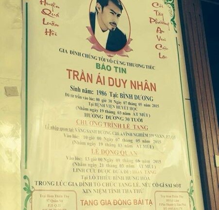 Mẹ và vợ Duy Nhân khóc ngất trong đám tang