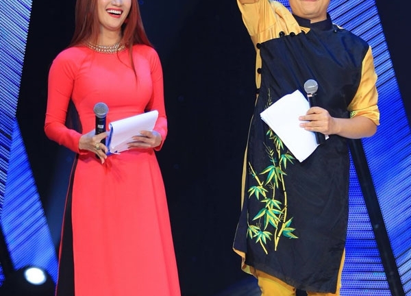 Khánh Thi vác bụng bầu đi sơ tuyển tài năng nhí