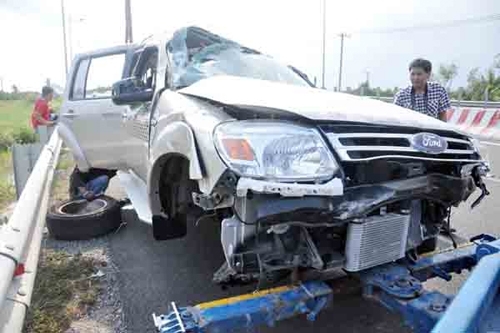 Bị container tông, xe 7 chỗ lộn nhiều vòng trên cao tốc