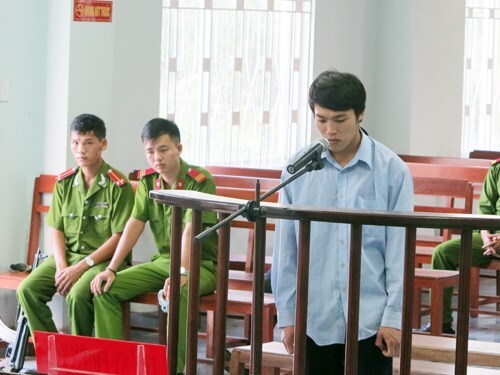 Mẹ leo cửa sổ vào cản con chuốc say rồi hiếp dâm thiếu nữ