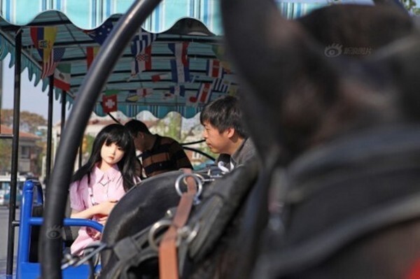 Xúc động hình ảnh bố đưa “con gái đặc biệt” chu du khắp nơi