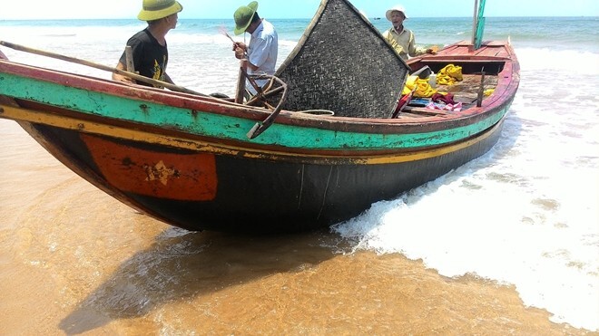 Con rể bất lực nhìn cha vợ đuối nước giữa biển