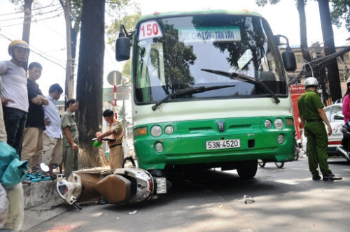 Giải cứu người phụ nữ mắc kẹt dưới gầm xe buýt 
