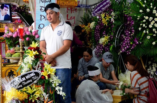 Người dân đứng chật đường tiễn Duy Nhân