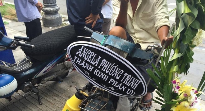 Angela Phương Trinh nói gì về vòng hoa viếng Duy Nhân gây khó xử?