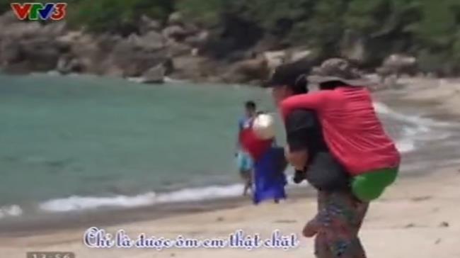 Chuyện tình xúc động của người chồng cõng vợ đi khắp thế gian