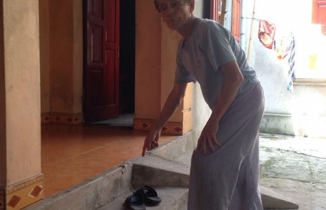 Đang ăn cơm, bé gái 4 tuổi bị bố đẻ dùng dao cứa cổ