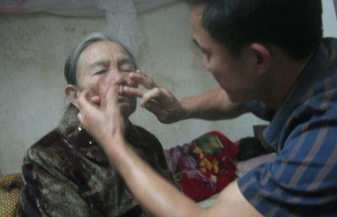 Ông lang chữa bệnh hiểm nghèo ở “vựa thuốc nam”