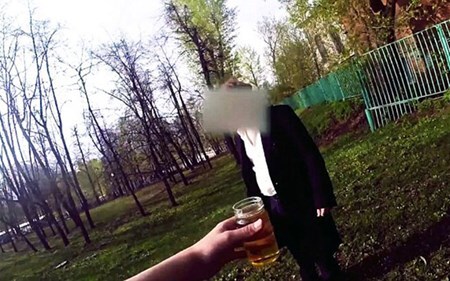 Cậu ấm nhà giàu vung tiền làm nhục người khác trên phố