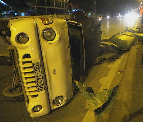 Đập kính chắn gió giải cứu tài xế nguy kịch trong xe