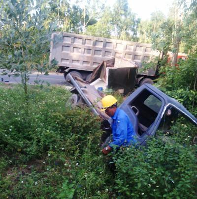 Đang dừng, xe quân đội bị đâm nát, hất văng xuống hố