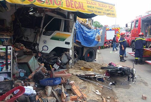 Ô tô đâm sập nhà, ít nhất 1 người chết, 2 người nguy kịch