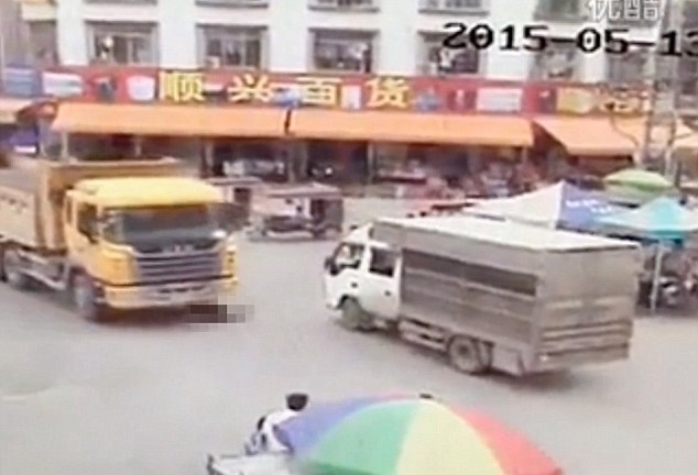 Mải dùng điện thoại khi qua đường, cô gái bị xe tải đâm chết thảm