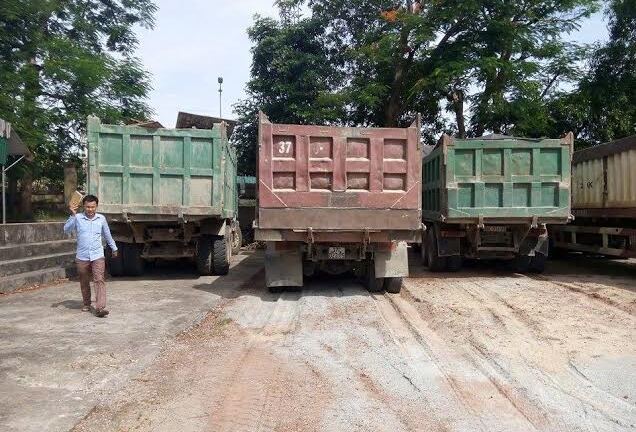 Bất chấp lệnh cấm, chủ mỏ đá tiếp tay cho xe quá tải hoạt động