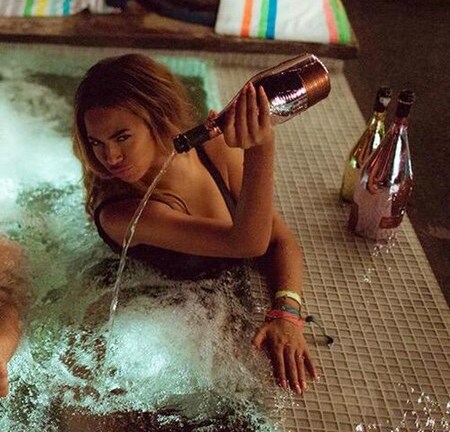 Beyonce bị chỉ trích vì đổ cả chai rượu hơn 400 triệu vào bồn tắm
