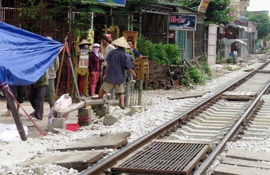 Mải nói chuyện, hai người đàn ông bị tàu hỏa đâm chết