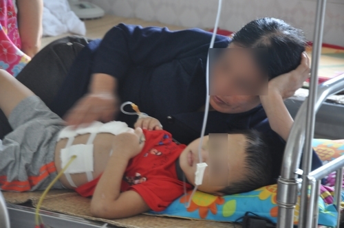 Bạo hành trẻ em ở Hòa Bình: Người mẹ lập lờ để bao che cho... người tình?