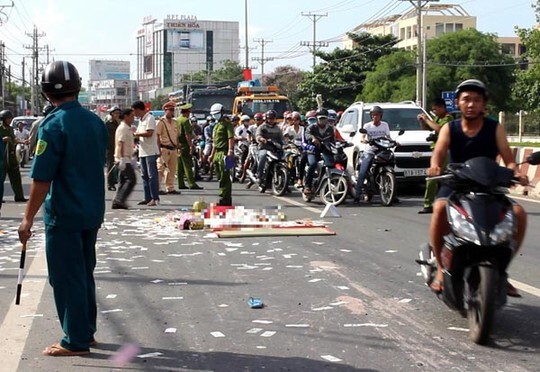 Thương tâm: Qua đường đón mẹ và con gái, bị xe tải cán chết