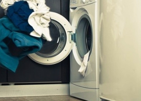 Bé trai 7 tuổi chết ngạt vì chui vào máy giặt chơi