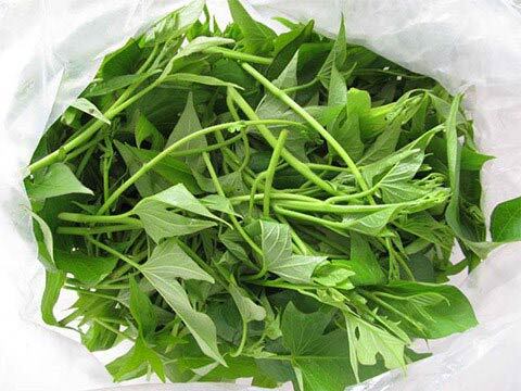 Rau khoai lang xào tỏi gợi nhớ vị quê dân dã