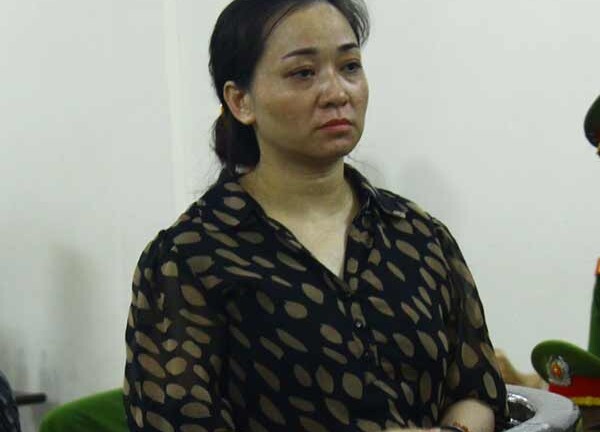 Hầu tòa, bà trùm ma túy vẫn tình tự với “phi công trẻ”