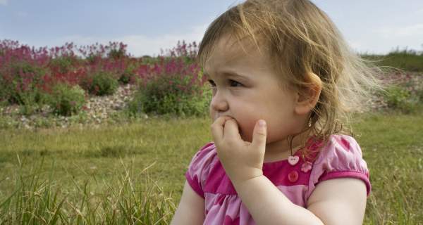 7 cách để giúp con trẻ từ bỏ thói quen cắn móng tay