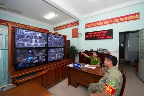 Tranh cãi việc lắp camera ở “phố đèn đỏ” để triệt mại dâm