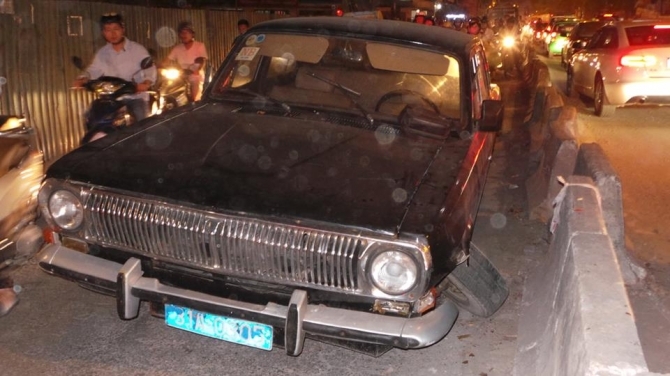 “Đường cong mềm mại” tắc cứng vì xe biển xanh gãy cầu