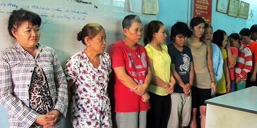 Cảnh sát đột kích sòng bạc 