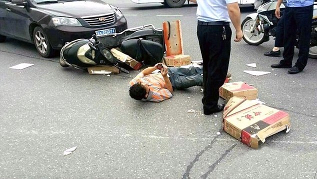 Chàng trai bị xe tông ngã nhưng vẫn mải mê dùng điện thoại