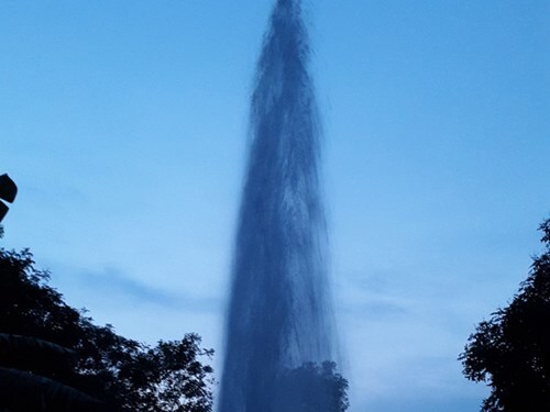 Hi hữu: Đào giếng, nước bất ngờ phun cao 20m