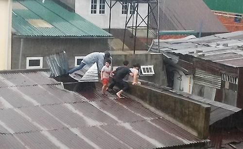 Thót tim cảnh nam thanh niên bơi qua dòng lũ nhiễm điện cứu 3 mẹ con