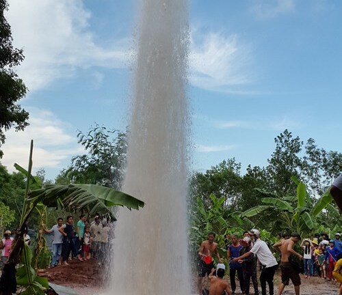 Hàng trăm người lấy nước ở giếng phun cao 20m để... chữa bệnh